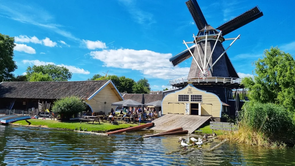 Canaux d'Utrecht aux Pays-Bas avec terrasses au bord de l'eau