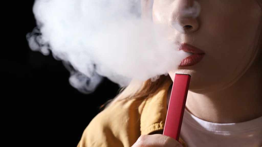 Pourquoi il est dangereux (et strictement interdit) de vapoter en avion