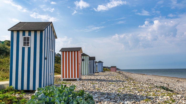Cabanes de plage colorées sur la côte danoise