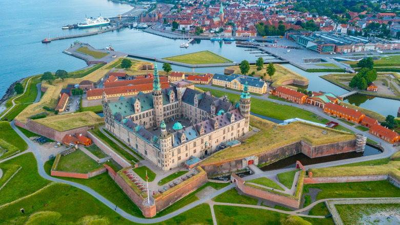Vue aérienne du château de Kronborg et de Helsingør