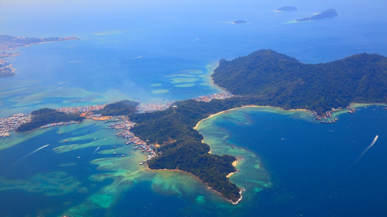 Vue aérienne de l'île de Gaya avec ses récifs coralliens dans le parc national de Tunku Abdul Rahman près de Kota Kinabalu, Malaisie.