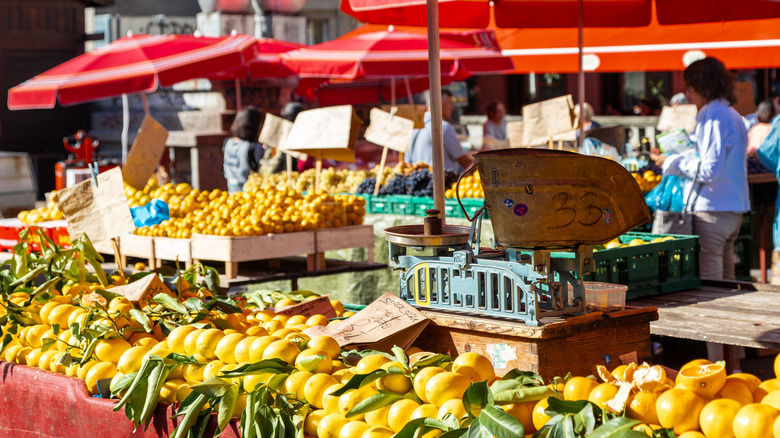 Fruits exposés sur un étal sous des parasols rouges