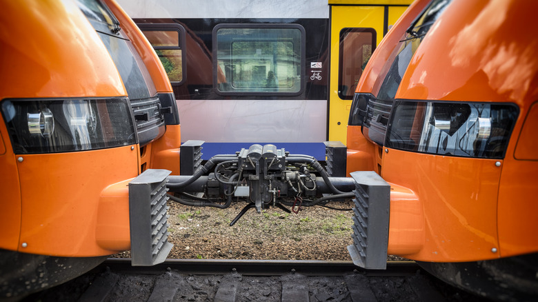 Deux locomotives orange attachées sur les rails