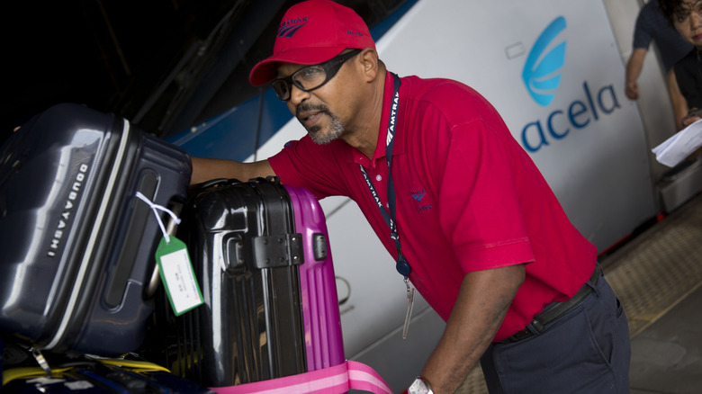 Agent Red Cap d'Amtrak sur le quai