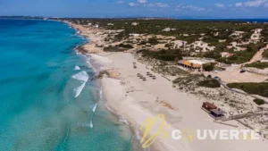 Playa de Migjorn : la plage idéale et sans foule pour des vacances en famille à Formentera