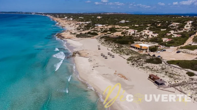 Playa de Migjorn : la plage idéale et sans foule pour des vacances en famille à Formentera