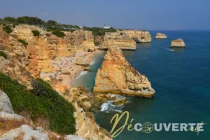 Falaises et plage de Praia da Marinha en Algarve, Portugal