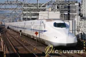 Shinkansen en gare au Japon pour illustrer le JR Pass