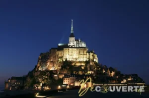 Vue du Mont-Saint-Michel au coucher du soleil