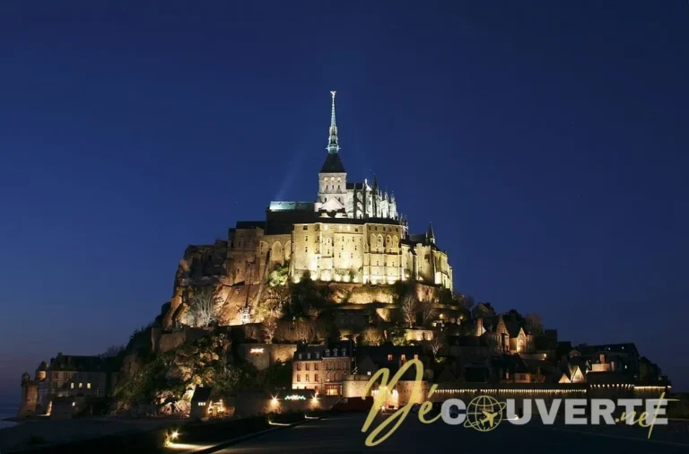 Vue du Mont-Saint-Michel au coucher du soleil