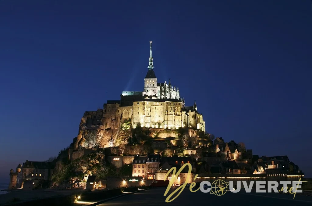 Vue du Mont-Saint-Michel au coucher du soleil
