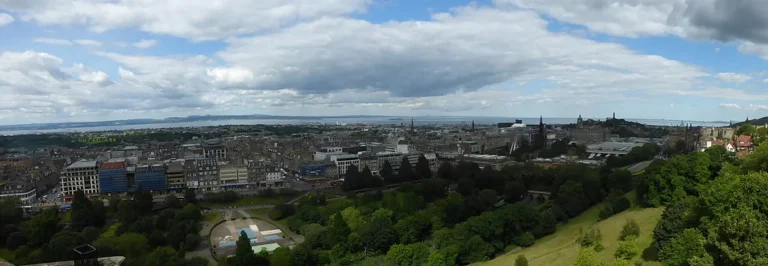 Vue panoramique d'Édimbourg depuis le château, point de départ du road trip de 10 jours en Écosse
