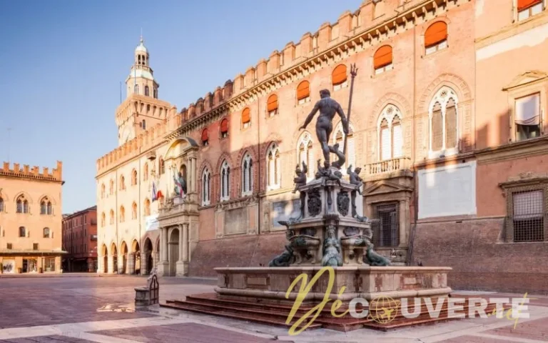 Fontaine de Neptune sur la Piazza del Nettuno à Bologne