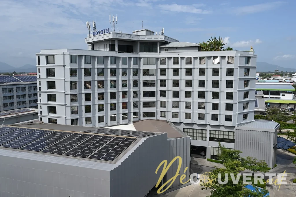 Hébergement équipé de panneaux solaires, critère observable de voyage durable
