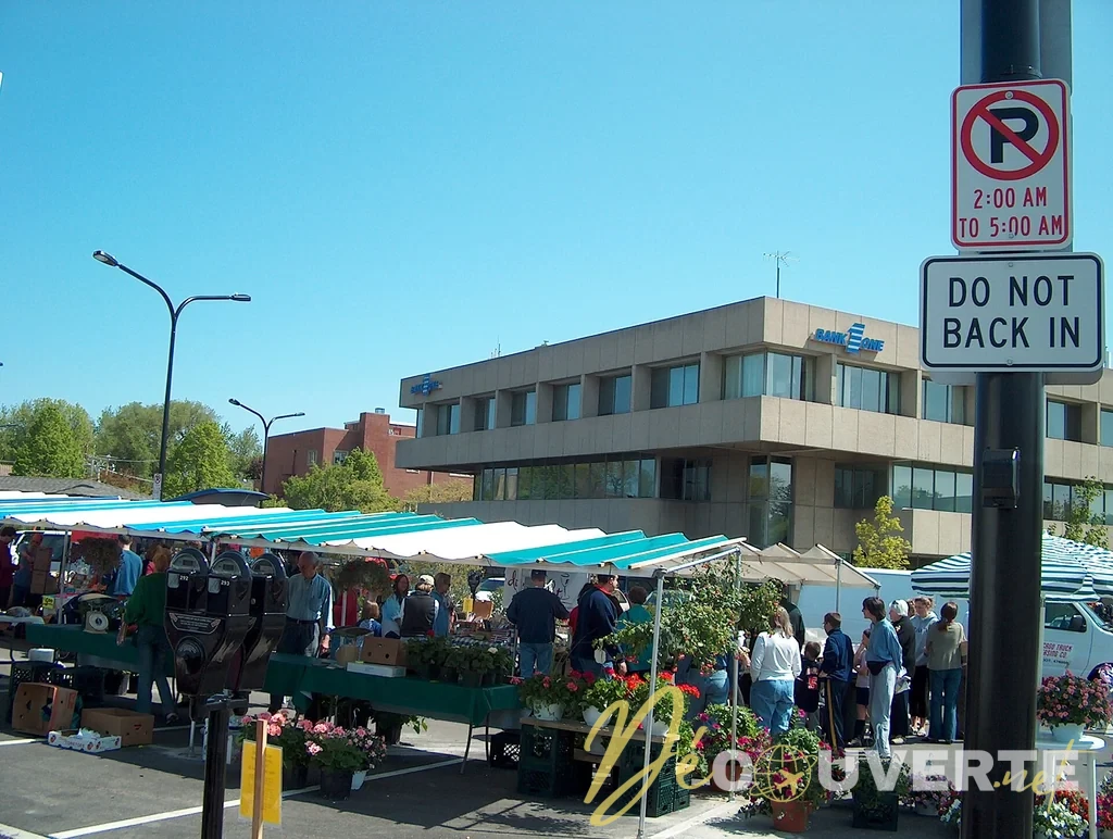 Marché local de producteurs pour consommer sur place pendant un voyage durable
