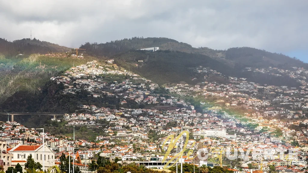 Vue panoramique de Funchal, capitale de Madère, avec sa baie et ses toits
