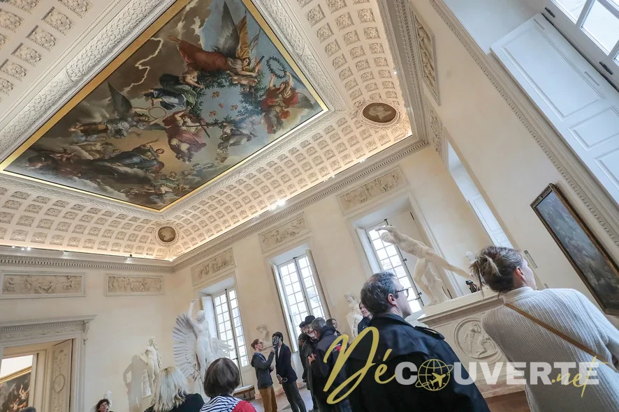 Visiteurs dans une salle ornée de peintures et sculptures au musée des Beaux-Arts de Dijon