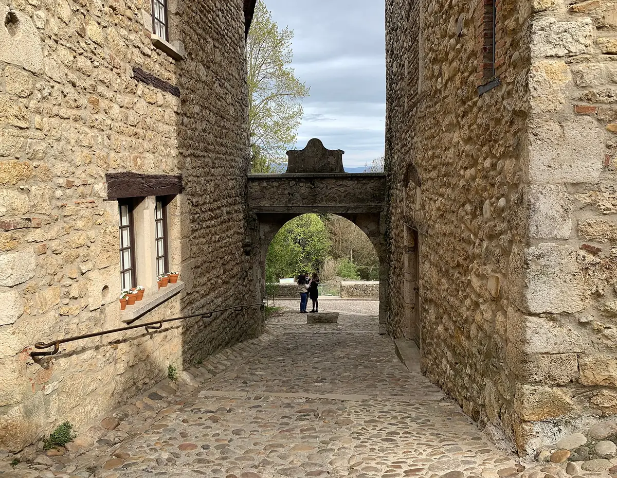 La Porte d'En-Bas de Pérouges, au bout d'une ruelle pavée bordée de maisons de pierre.