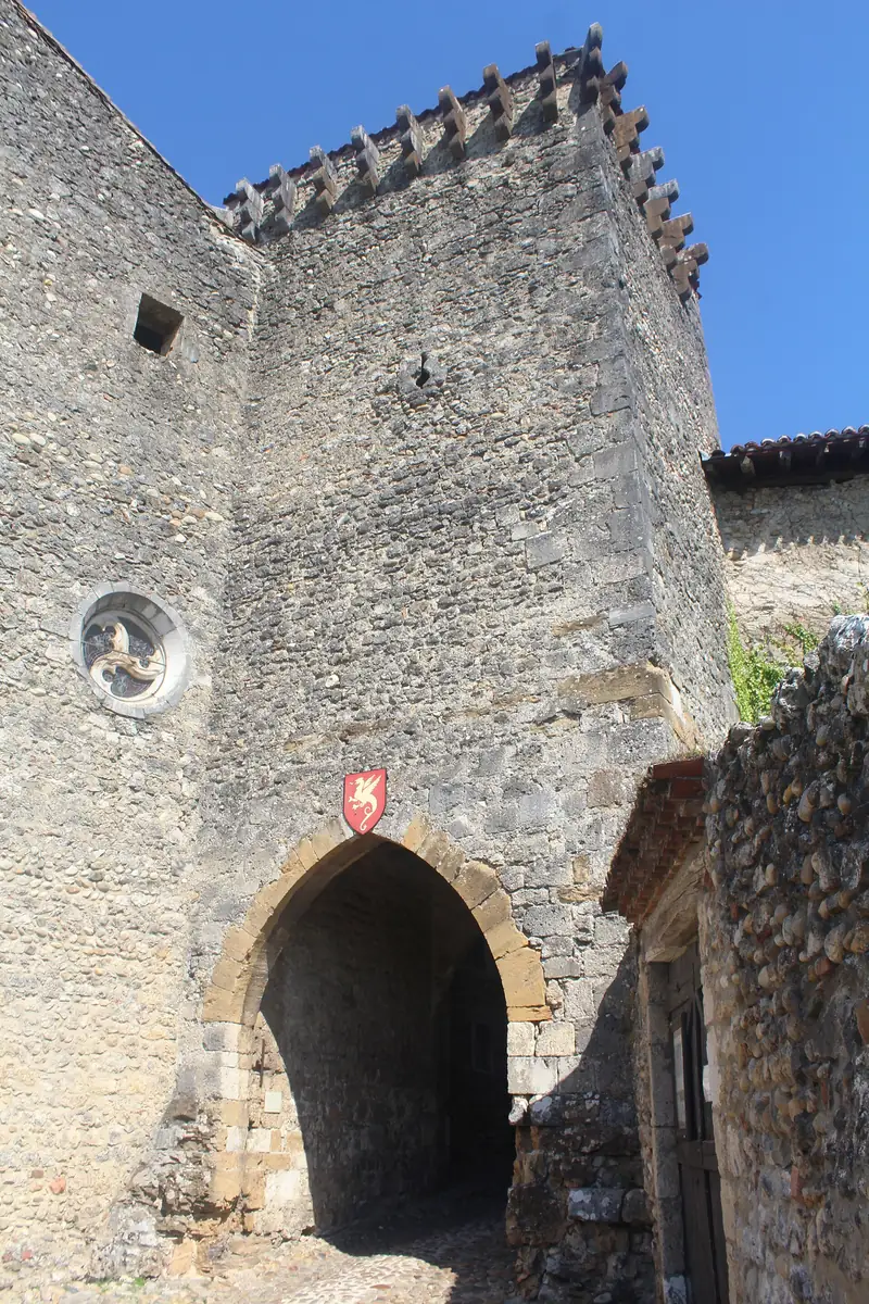 La Porte d'En-Haut de Pérouges, une porte fortifiée en pierre avec son passage voûté.