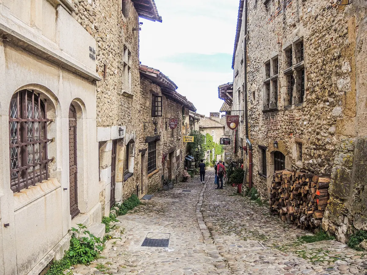 La rue des Rondes, ruelle pavée de galets qui longe le rempart de Pérouges.